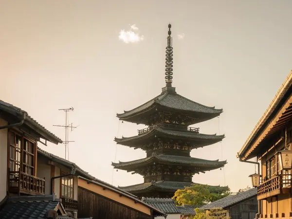 La pagoda Yasaka, a Kyoto, al tramonto fra le case di legno di Higashiyama