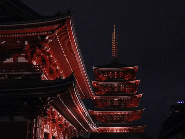Il tempio Senso-ji di Asakusa, a Tokyo, di sera e senza folla