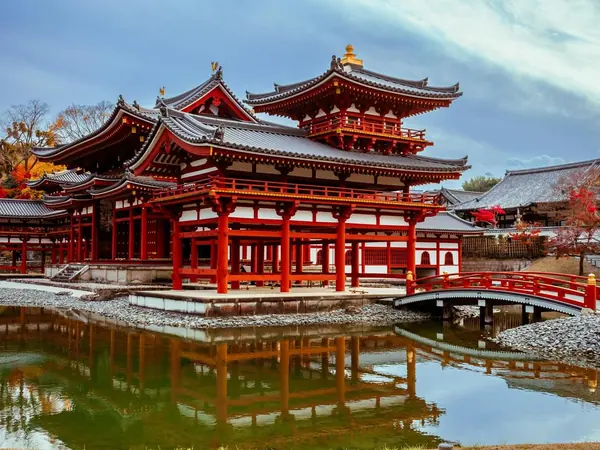 Il Byōdō-in di Uji riflesso nello stagno