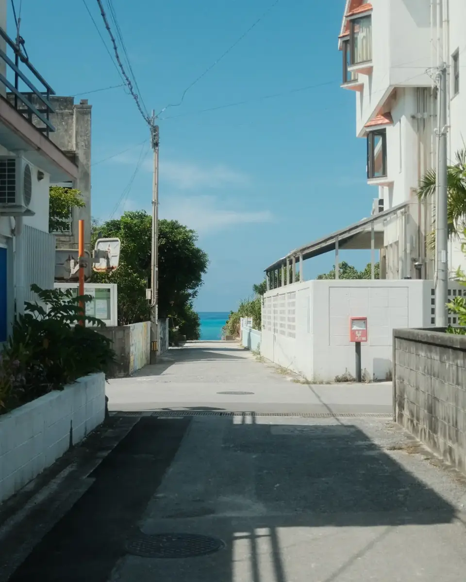 Una via tranquilla di Okinawa che finisce sul mare
